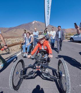 La deportista paralímpica Gema Hassen-Bey inicia su reto de coronar el Teide, el punto más alto de España. · foto 1