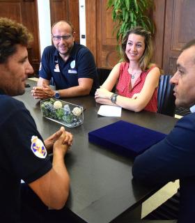 El alcalde de Santa Cruz de Tenerife recibe al nadador Christian Jongeneel tras unir Santa Cruz con Agaete. · foto 1