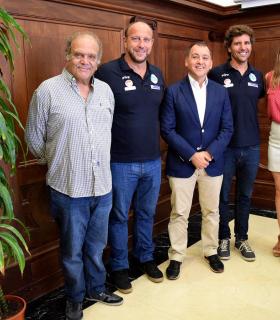 El alcalde de Santa Cruz de Tenerife recibe al nadador Christian Jongeneel tras unir Santa Cruz con Agaete. · foto 2