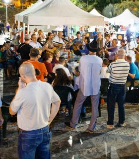 Más de un centenar de personas celebran con castañas asadas y parrandas la Noche de Finaos en Arguineguín. · foto 4