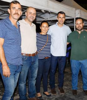 Más de un centenar de personas celebran con castañas asadas y parrandas la Noche de Finaos en Arguineguín. · foto 1