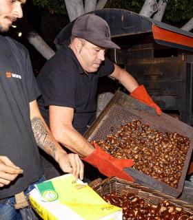 Más de un centenar de personas celebran con castañas asadas y parrandas la Noche de Finaos en Arguineguín. · foto 2