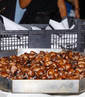 Más de un centenar de personas celebran con castañas asadas y parrandas la Noche de Finaos en Arguineguín. · foto 5