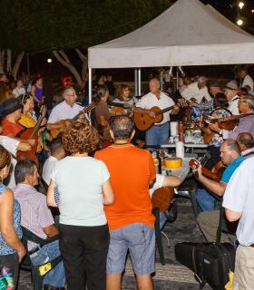 Más de un centenar de personas celebran con castañas asadas y parrandas la Noche de Finaos en Arguineguín. · foto 3