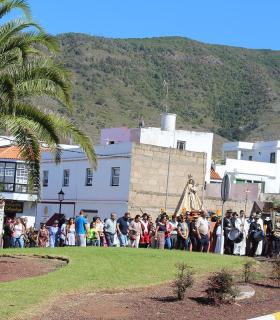 Casi medio millar de personas acompañan a la Virgen de Nuestra Señora de Los Remedios al cementerio de Tegueste. · foto 1