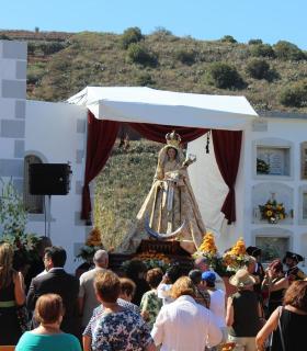 Casi medio millar de personas acompañan a la Virgen de Nuestra Señora de Los Remedios al cementerio de Tegueste. · foto 6