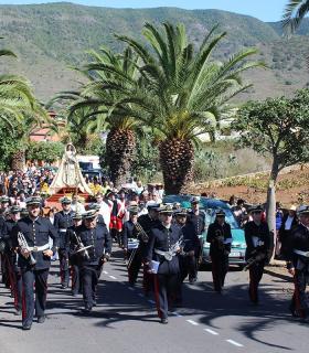 Casi medio millar de personas acompañan a la Virgen de Nuestra Señora de Los Remedios al cementerio de Tegueste. · foto 3