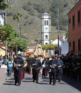Casi medio millar de personas acompañan a la Virgen de Nuestra Señora de Los Remedios al cementerio de Tegueste. · foto 7