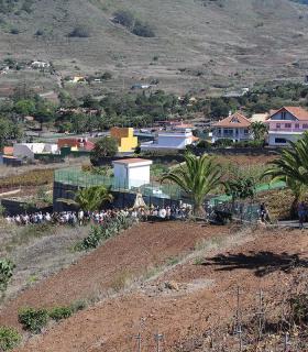 Casi medio millar de personas acompañan a la Virgen de Nuestra Señora de Los Remedios al cementerio de Tegueste. · foto 4