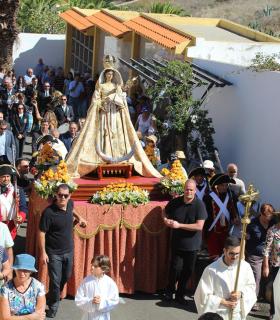 Casi medio millar de personas acompañan a la Virgen de Nuestra Señora de Los Remedios al cementerio de Tegueste. · foto 5