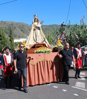 Casi medio millar de personas acompañan a la Virgen de Nuestra Señora de Los Remedios al cementerio de Tegueste. · foto 2