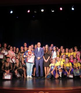 Vicky Armas se alzó con el Primer Premio del certamen de habilidades artísticas Guía tú vales celebrado en el Teatro Hespérides. · foto 1