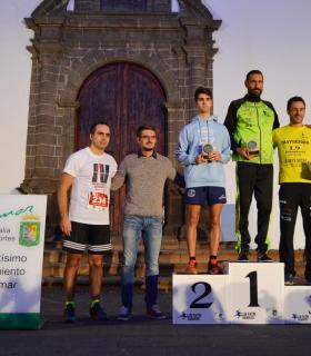 Ayoze Pérez Tejera y Carlota González Hernández, ganadores generales de la IV Carrera Noche Güimarera. · foto 1