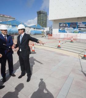 El Ayuntamiento de Las Palmas de Gran Canaria finalizará en un mes la plaza pública Poema del Mar que se edifica junto al Acuario. · foto 1