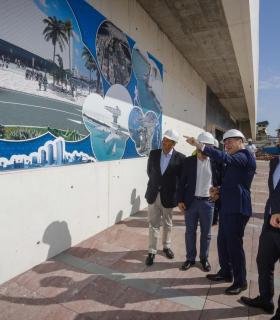 El Ayuntamiento de Las Palmas de Gran Canaria finalizará en un mes la plaza pública Poema del Mar que se edifica junto al Acuario. · foto 3
