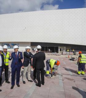 El Ayuntamiento de Las Palmas de Gran Canaria finalizará en un mes la plaza pública Poema del Mar que se edifica junto al Acuario. · foto 2