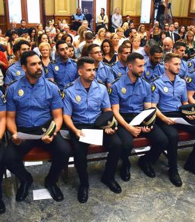 Una veintena de agentes prestan juramento como nuevos funcionarios de la Policía Local de Santa Cruz de Tenerife. · foto 1