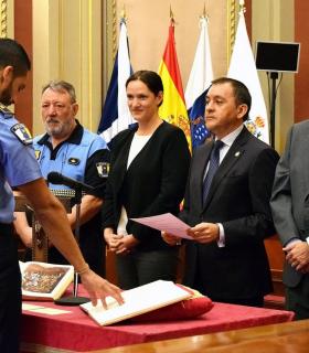 Una veintena de agentes prestan juramento como nuevos funcionarios de la Policía Local de Santa Cruz de Tenerife. · foto 2