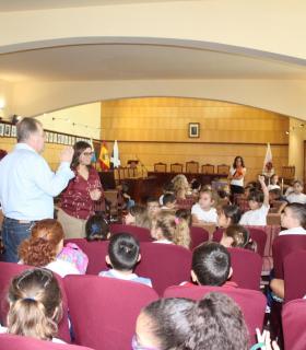 Visita al Ayuntamiento de Candelaria de los alumnos de 1º y 2º del CEIP Príncipe Felipe. · foto 3