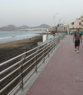 El Ayuntamiento de Las Palmas de Gran Canaria abre al público parcialmente la nueva pasarela de La Cícer. · foto 2