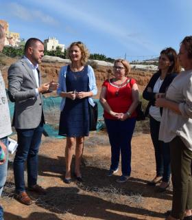 La consejera de Educación se compromete en Gáldar a iniciar en enero la licitación de las obras del nuevo Instituto. · foto 1