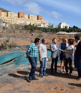 La consejera de Educación se compromete en Gáldar a iniciar en enero la licitación de las obras del nuevo Instituto. · foto 2