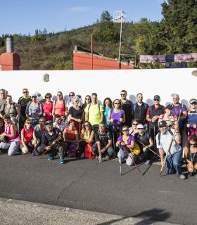 El proyecto ‘Senderíza-t’ traslada a medio centenar de granadilleros a la ruta Charcas de Erjos-Los Silos. · foto 2