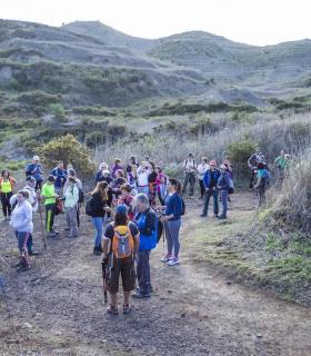El proyecto ‘Senderíza-t’ traslada a medio centenar de granadilleros a la ruta Charcas de Erjos-Los Silos. · foto 1