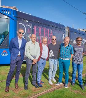 El tranvía promociona la XXXIII Feria de Artesanía de Canarias, que se celebra del 6 al 10 de diciembre. · foto 2