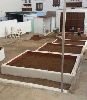 El Colegio Arucas recibe la ayuda de la Concejalía de Educación para la puesta en marcha de un huerto escolar. · foto 1