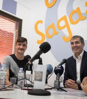 Fernando Clavijo invita a los estudiantes a aprovechar las oportunidades que les brinda la educación. · foto 3
