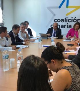 González Taño: CC quiere contribuir a mejorar las condiciones de vida de los canarios y canarias que lo pasan mal en Venezuela. · foto 3