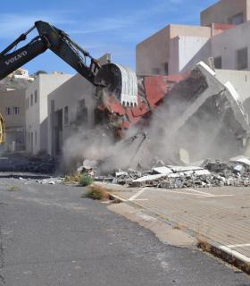 Comienzan los trabajos de demolición del antiguo hospital de La Gomera. · foto 2