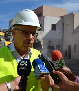 Comienzan los trabajos de demolición del antiguo hospital de La Gomera. · foto 1