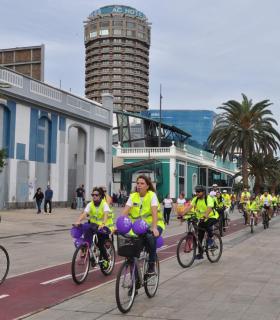 Un centenar de personas participan en la primera Marcha Ciclista contra la Violencia de Género organizada por el Ayuntamiento de Las Palmas de Gran Canaria. · foto 4