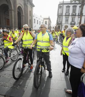 Un centenar de personas participan en la primera Marcha Ciclista contra la Violencia de Género organizada por el Ayuntamiento de Las Palmas de Gran Canaria. · foto 1
