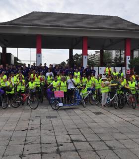 Un centenar de personas participan en la primera Marcha Ciclista contra la Violencia de Género organizada por el Ayuntamiento de Las Palmas de Gran Canaria. · foto 3