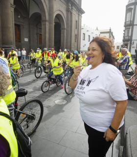 Un centenar de personas participan en la primera Marcha Ciclista contra la Violencia de Género organizada por el Ayuntamiento de Las Palmas de Gran Canaria. · foto 2