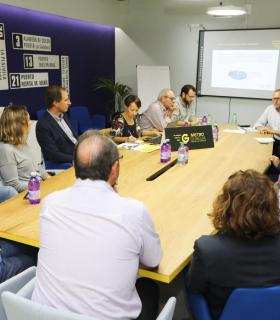 José Eduardo Ramírez informa de los detalles del proyecto de la MetroGuagua a los ingenieros de Caminos. · foto 3