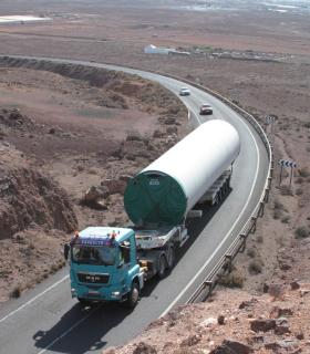 Comienza el traslado de los cuatro aerogeneradores del Parque Eólico Teguise I, del muelle de Los mármoles a la ladera de Zonzamas. · foto 6