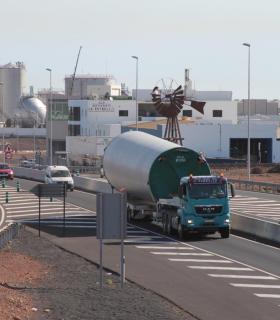 Comienza el traslado de los cuatro aerogeneradores del Parque Eólico Teguise I, del muelle de Los mármoles a la ladera de Zonzamas. · foto 4