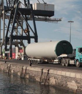 Comienza el traslado de los cuatro aerogeneradores del Parque Eólico Teguise I, del muelle de Los mármoles a la ladera de Zonzamas. · foto 3