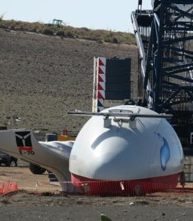 Comienza el traslado de los cuatro aerogeneradores del Parque Eólico Teguise I, del muelle de Los mármoles a la ladera de Zonzamas. · foto 2