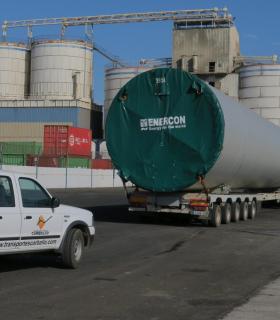 Comienza el traslado de los cuatro aerogeneradores del Parque Eólico Teguise I, del muelle de Los mármoles a la ladera de Zonzamas. · foto 1