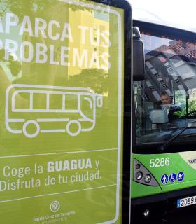 El Consistorio de Santa Cruz de Tenerife inicia una campaña para fomentar el uso del transporte público. · foto 2