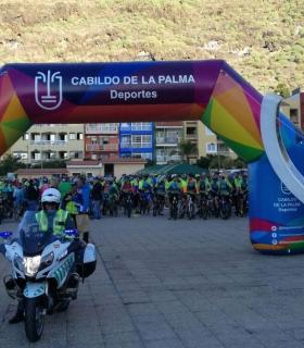 Más de mil personas pedalean por las carreteras de La Palma para reivindicar la seguridad vial de los ciclistas. · foto 10
