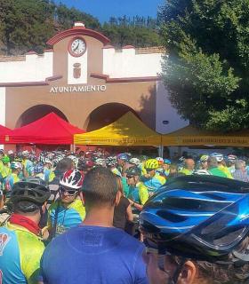 Más de mil personas pedalean por las carreteras de La Palma para reivindicar la seguridad vial de los ciclistas. · foto 2