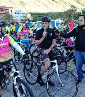 Más de mil personas pedalean por las carreteras de La Palma para reivindicar la seguridad vial de los ciclistas. · foto 7