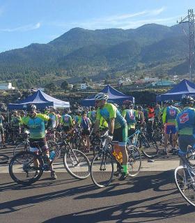 Más de mil personas pedalean por las carreteras de La Palma para reivindicar la seguridad vial de los ciclistas. · foto 1