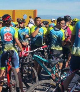 Más de mil personas pedalean por las carreteras de La Palma para reivindicar la seguridad vial de los ciclistas. · foto 3